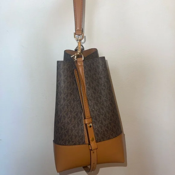 Michael Kors Signature Bucket Bag - Picture 4 of 7